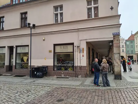 Narożna kamienica z przejściem pod arkadami przy Rynku Staromiejskim