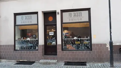 Witryna baru Pod Arkadami przy ul. Różanej